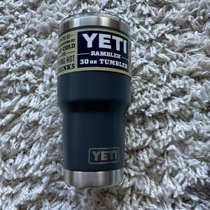 NWT YETI Rambler Charcoal 30 oz Tumbler
